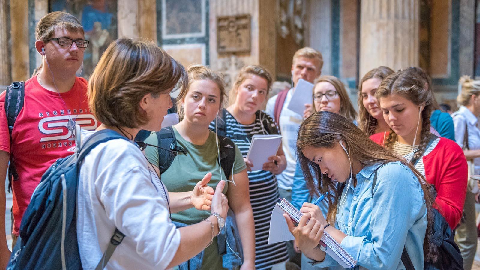 留学生在罗马万神殿学习, Italy, 听教授讲课时做笔记
